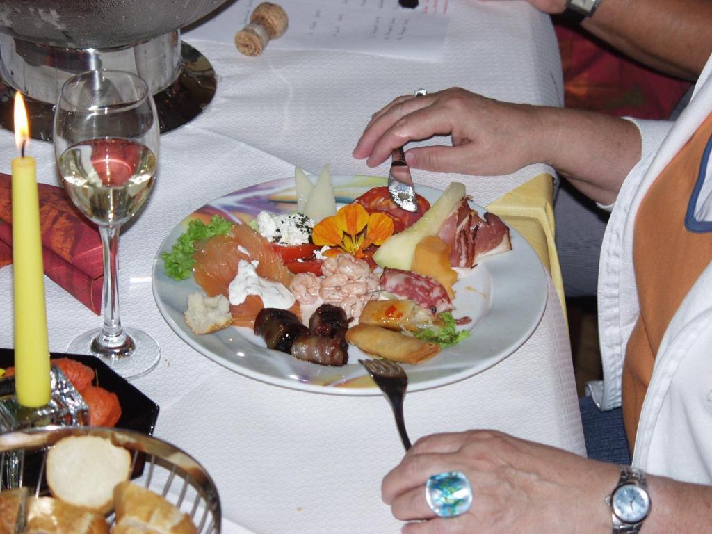 Gasthaus Storchen Hellas ハスラッハ・イム・キンツィクタール エクステリア 写真